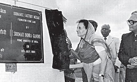 மேதக்கில் அரசு நல திட்டத்தை தொடங்கி வைத்த அப்போதைய
பிரதமர் இந்திரா காந்தி.