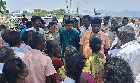 செஞ்சி அருகே சாலை மறியலில் ஈடுபட முயன்ற பொதுமக்களிடம் போலீஸார் மற்றும் வருவாய்துறையினர் பேச்சுவார்த்தையில் ஈடுபட்டனர்.