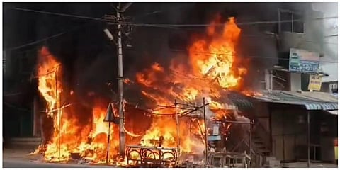 சேலத்தில் இரு தரப்பினரிடையே நடந்த மோதலில் கடைகளுக்கு தீ வைக்கப்பட்டது.