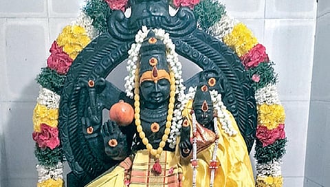 உக்கம்பெரும்பாக்கம் நட்சத்திர விநாயகர் கோயிலில் சிறப்பு அலங்காரத்தில் பக்தர்களுக்கு அருள்பாலித்த குருபகவான்.