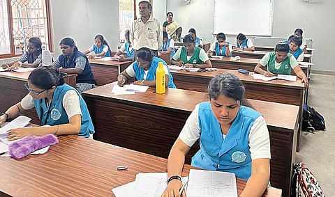 அரசு பள்ளிகளில் நீட் தேர்வுக்கான பயிற்சி வகுப்புகள் நடைபெற்று வந்த நிலையில், மாதிரி தேர்வுகள் நடந்தன. மே 5-ம் தேதி நாடு முழுவதும் நடைபெற உள்ள நீட் தேர்வையொட்டி, பல்லாவரம் அரசு பள்ளியில் இறுதி மாதிரி தேர்வை மாணவிகள் நேற்று எழுதினர்.
| படம்: எம்.முத்துகணேஷ் |