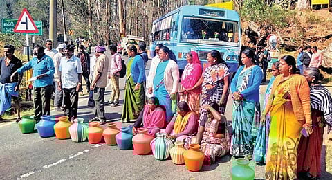 உதகை - மஞ்சூர் சாலையில் நேற்று காலி குடங்களுடன் மறியலில் ஈடுபட்ட பொதுமக்கள்.