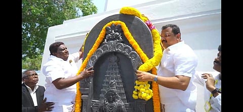 தாய்லாந்தின் காஞ்சனபுரியில் நிறுவப்பட்டுள்ள நடுகல்: தமிழக அரசு சார்பில் அமைச்சர் சிவசங்கர் மரியாதை