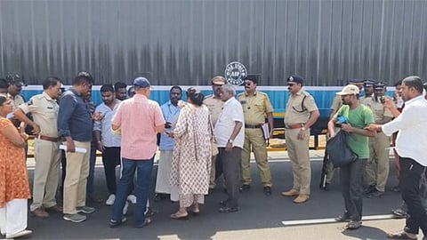 ரூ.2,000 கோடி பணம் கொண்டு சென்ற 4 கன்டெய்னர் லாரிகள் ஆந்திராவில் பறிமுதல்