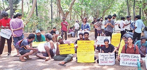 பல்கலைக்கழக நிர்வாகத்தை கண்டித்து போராட்டத்தில் ஈடுபட்ட நாடகத்துறை மாணவர்கள்.