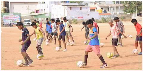 கிருஷ்ணகிரியில் அரசு ஆண்கள் மேல்நிலைப்பள்ளி மைதானத்தில் இலவச கால்பந்தாட்ட பயிற்சி பெறும் மாணவர்கள்