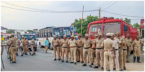 சேலம் மாவட்டம் தீவட்டிப்பட்டியில் இரு தரப்பினருக்கிடையே நடந்த மோதலை தொடர்ந்து அப்பகுதியில் பாதுகாப்பு பணியில் ஈடுபட்டிருந்த போலீஸார்.