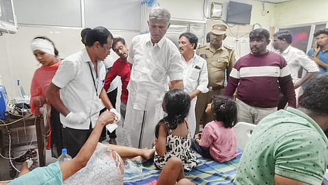 விபத்தில் காயமடைந்து மேட்டுப்பாளையம் அரசு மருத்துவமனையில் சிகிச்சை பெற்று வருபவர்களை சந்தித்த எம்.எல்.ஏ செல்வராஜ்