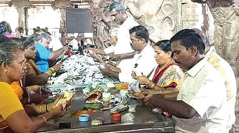 கள்ளழகர் கோயில் உண்டியல் காணிக்கை எண்ணும் பணி நடந்தது.