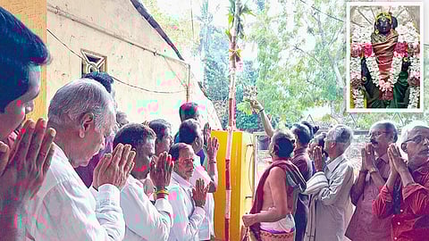 காரைக்கால் அம்மையார் மாங்கனி திருவிழாவையொட்டி நேற்று நடைபெற்ற பந்தல்கால் முகூர்த்தம் நிகழ்ச்சி. (உள்படம்) காரைக்கால் அம்மையார்.படங்கள்: வீ.தமிழன்பன்