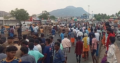 சேலம் மாவட்டம் தீவட்டிப்பட்டியில் மோதல் ஏற்பட்ட நிலையில் விசாரணை மேற்கொண்ட போலீஸார்