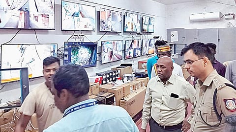 விழுப்புரம் மக்களவைத் தொகுதியின் வாக்கு எண்ணிக்கை மையத்தில் ஏற்பட்ட மின்தடையால், சிசிடிவி கேமராக்கள் மற்றும் மின் சாதனங்களில் ஏற்பட்ட பழுதை சரி செய்யும் ஊழியர்கள்.