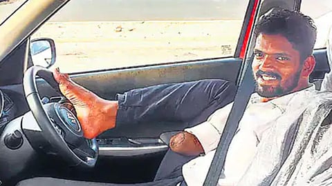 தமிழகத்தில் முதல்முறையாக இரண்டு கைகளையும் இழந்த இளைஞர் கார் ஓட்டுவதற்கான லைசென்ஸ் பெற்று சாதனை