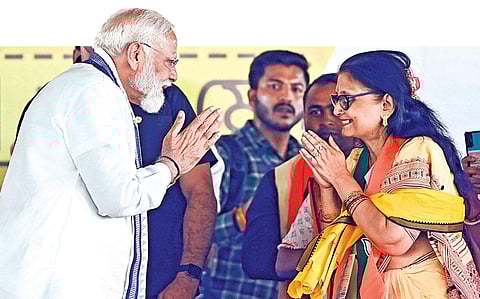 மேற்கு வங்கம் நாடியா மாவட்டம் கிருஷ்ணா நகர் தொகுதியில் நேற்று தேர்தல் பிரச்சார கூட்டத்தில் பங்கேற்ற பிரதமர் மோடி, அத்தொகுதி பாஜக வேட்பாளர் அம்ரிதா ராய்க்கு வாழ்த்து தெரிவித்தார்.
| படம்: பிடிஐ |