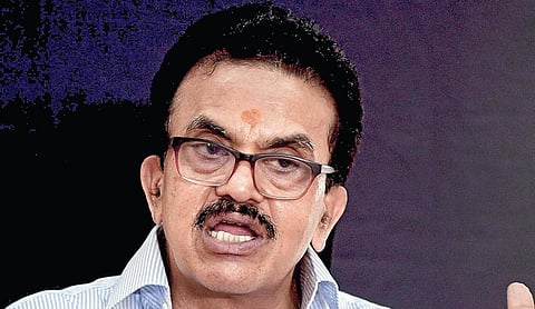 காங்கிரஸ் முன்னாள் மூத்த தலைவர் சஞ்சய் நிருபம் சிவசேனாவில் இணைந்தார்