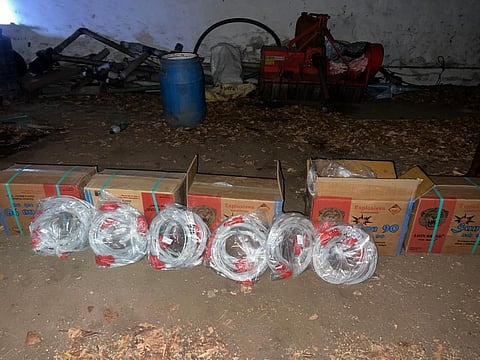 ஆனைமலை அருகே 950 ஜெலட்டின் குச்சிகள், வெடிப்பொருட்கள் பறிமுதல்