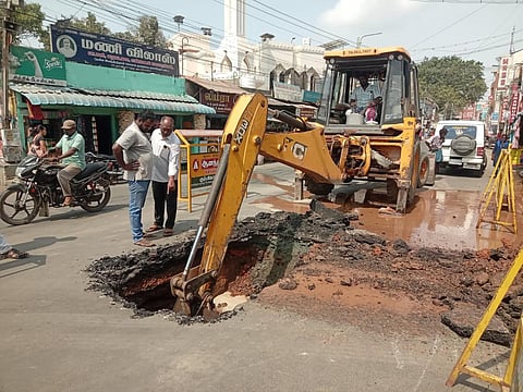 கும்பகோணத்தில் திடீரென உள்வாங்கிய முக்கிய சாலைப் பகுதி