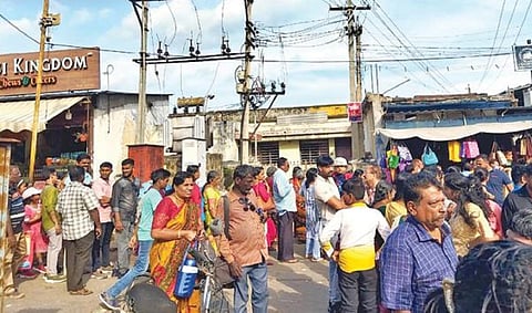 படகு பயணம் மேற்கொள்வதற்காக கன்னியாகுமரி பூம்புகார் கப்பல் போக்குவரத்து கழக படகு இல்லத்தில் சுட்டெரிக்கும் வெயிலில் காத்திருக்கும் சுற்றுலா பயணிகள்.