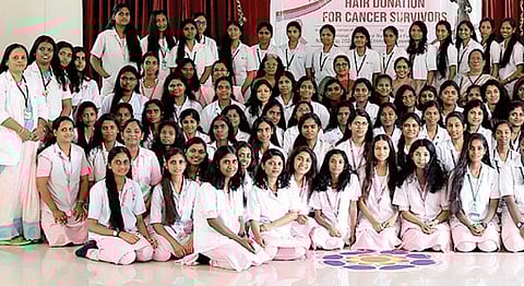 உலக செவிலியர் தினத்தையொட்டி புற்று நோயாளிகளுக்காக கூந்தல் தானம் செய்த செவிலியர் மாணவிகள்.