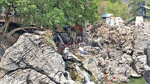 ஒகேனக்கல் பிரதான அருவி பகுதி வறண்டு காட்சியளிக்கிறது.