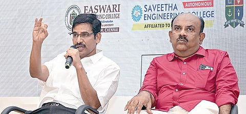 நிகழ்ச்சியில் பேசிய முன்னாள் தலைமைச் செயலர் வெ.இறையன்பு. உடன், எழுத்தாளர் எஸ்.ராமகிருஷ்ணன்.