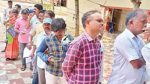 தபால் வாக்கு செலுத்த வரிசையில் காத்திருந்த அரசு ஊழியர்கள்