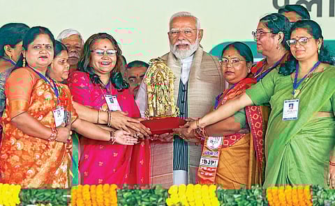 ஜார்கண்ட் மாநிலம் பலாமூ மாவட்டத்தில் நேற்று தேர்தல் பிரச்சார கூட்டத்தில் பங்கேற்ற பிரதமர் மோடிக்கு, பாஜக பெண் தொண்டர்கள் நினைவுப் பரிசு வழங்கி வாழ்த்து தெரிவித்தனர்.