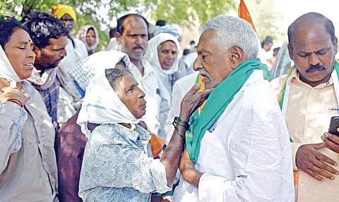 நிஜாமாபாத் ஆர்மூர் பகுதியில் பெண் தொழிலாளர்களிடம் வாக்கு சேகரித்த காங்கிரஸ் வேட்பாளர் ஜீவன் ரெட்டி.