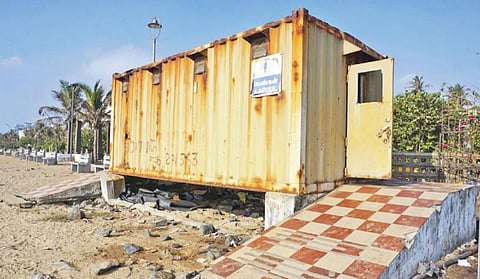 புதுச்சேரி தலைமைச்செயலகம் எதிரே கார்கில் நினைவு சின்னம் பின்புறம் கடற்கரைச் சாலையில் பழுதடைந்து செயல்படாமல் உள்ள ‘பயோ டாய்லெட்.’