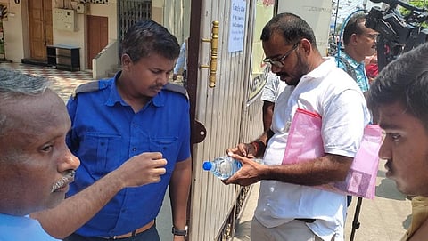 சேலம் மெய்யனூர் சாலையில் உள்ள நீட் தேர்வு மையத்துக்கு, கடையில் வாங்கிய குடிநீர் பாட்டிலோடு மாணவர் வந்த நிலையில், பாட்டிலின் மீதுள்ள விளம்பர ஸ்டிக்கரை அகற்ற தேர்வுப் பிரிவு ஊழியர்கள் வலியுறுத்தியதைத் தொடர்ந்து, பாட்டிலில் இருந்த ஸ்டிக்கரை பிரித்தெடுத்த மாணவரின் தந்தை.