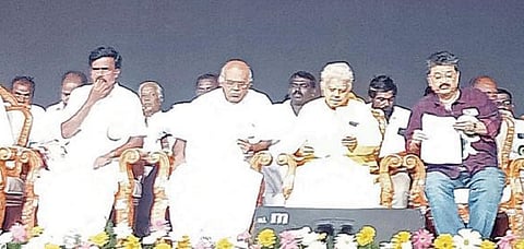 தமிழ்நாடு அனைத்து வணிகர் சங்கங்களின் பேரமைப்பு சார்பில், வணிகர்கள் வாழ்வுரிமை பாதுகாப்பு மாநாடு வானகரத்தில் நேற்று நடைபெற்றது. இதில், தமிழ்நாடு அனைத்து வணிகர் சங்கங்களின் பேரமைப்பின் மாநில தலைவர் கொளத்தூர் த.ரவி, தமிழ்நாடு தன்னுரிமை கழக தலைவர் பழ.கருப்பையா, பெருந்தலைவர் மக்கள் கட்சி தலைவர் என்.ஆர்.தனபாலன், திரைப்பட நடிகர் எஸ்.வி.சேகர் உள்ளிட்டோர் பங்கேற்றனர்.