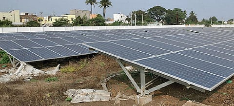 கோவை உக்கடம் பகுதியில் அமைக்கப்பட்டுள்ள சூரிய ஒளி ஆற்றல் உற்பத்தி கட்டமைப்பு. படம்: ஜெ.மனோகரன்