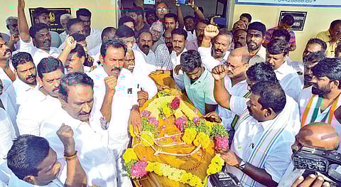 நெல்லை அரசு மருத்துவக் கல்லூரி மருத்துவமனையில் ஜெயக்குமார் உடலுக்கு அஞ்சலி செலுத்திய தமிழ்நாடு காங்கிரஸ் தலைவர் செல்வப்பெருந்தகை உள்ளிட்டோர்.படம்: மு.லெட்சுமி அருண்