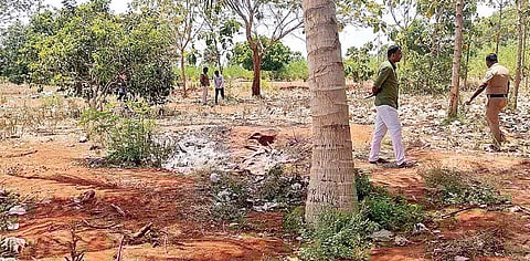 நெல்லை மாவட்ட காங்கிரஸ் தலைவர் ஜெயக்குமார் உடல்
கண்டெடுக்கப்பட்ட தோட்டத்தில் ஆய்வு செய்த போலீஸார்
