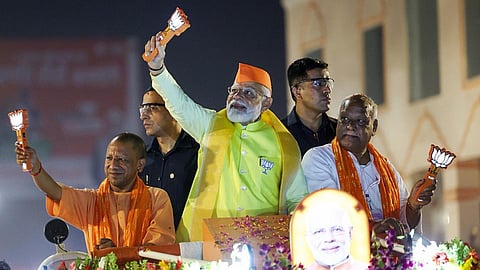 உத்தர பிரதேச மாநிலம் அயோத்தியில் நேற்று நடைபெற்ற பிரச்சார ஊர்வலத்தில் பிரதமர் மோடி பங்கேற்றார். உடன், மாநில முதல்வர் யோகி ஆதித்யநாத்