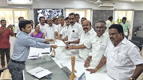 எஸ்.பி.வேலுமணி தலைமையிலான எம்எல்ஏக்கள் கோவை மாவட்ட ஆட்சியரிடம் மனு அளித்தனர்.