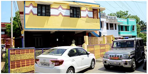 காங்கிரஸ் கட்சியின் மூத்த தலைவரும், முன்னாள் மத்திய இணை அமைச்சரான தனுஷ்கோடி ஆதித்தன் வீட்டில் தனிப்படை போலீஸார் விசாரணை மேற்கொண்டனர்.