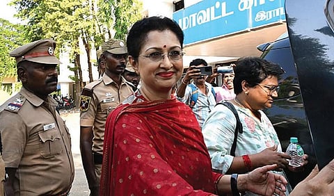 விசாரணைக்கு ஆஜராகிவிட்டு ராமநாதபுரம் எஸ்.பி அலுவலகத்திலிருந்து வெளியே வந்த நடிகை கவுதமி.