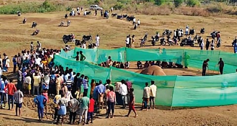 யானையின் உடல் பிரேதப் பரிசோதனைக்காக தடுப்பு வேலி அமைக்கப்பட்டது. உயிரிழந்த யானையை பார்க்க திரண்ட அப்பகுதி மக்கள்..