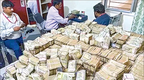 ஜார்க்கண்ட் அமைச்சர் ஆலம்கீர் ஆலமின் செயலர் வீட்டில் இருந்து நேற்று கட்டுக்கட்டாக ரூபாய் நோட்டுகள் கைப்பற்றப்பட்டன. இயந்திரங்களின் உதவியுடன் பணத்தை எண்ணும் பணியில் அமலாக்கத் துறை அதிகாரிகள் ஈடுபட்டுள்ளனர்.படம்: பிடிஐ