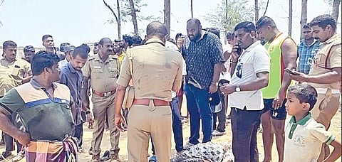 குமரி அருகே லெமூர் கடலில் சீற்றத்தில் சிக்கி உயிரிழந்த பயிற்சி மருத்துவர்களின் உடலை மீட்கும் பணியில் ஈடுபட்ட போலீஸார், தீயணைப்பு படையினர்.