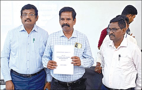 சென்னை டிபிஐ வளாகத்தில், பிளஸ் 2 பொதுத் தேர்வு முடிவுகளை தேர்வுத் துறை இயக்குநர் சா.சேதுராம வர்மா நேற்று வெளியிட்டார். உடன் இணை இயக்குநர்கள் நரேஷ், செல்வக்குமார்.படம்: எஸ்.சத்தியசீலன்