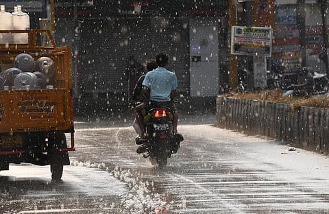 சமீபத்தில் சேலத்தில் பெய்த மழை - படம்: எஸ்.குரு பிரசாத்