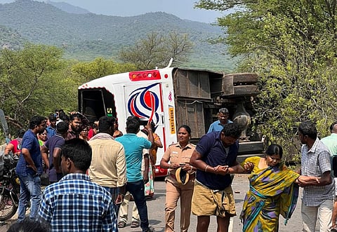 கடல் அலையில் சிக்கி உயிரிழந்த பயிற்சி மருத்துவர்களுக்கு ஆசாரிபள்ளம் அரசு மருத்துவக் கல்லூரி மருத்துவமனை வளாகத்தில் மருத்துவ மாணவர்கள் மவுன அஞ்சலி செலுத்தினர்.