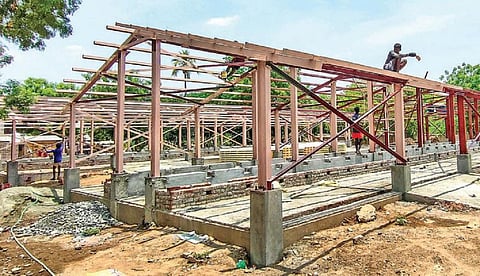 திருவானைக்காவல் நெல்சன் சாலையில் புதிதாக கட்டப்பட்டு வரும் ஸ்ரீரங்கம் கோயிலுக்கான கோசாலை. படம்: ர.செல்வமுத்துகுமார்.