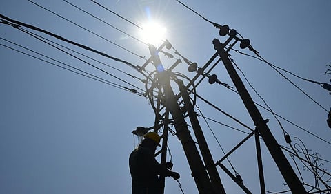 மின் தடையை கண்டித்து மடிப்பாக்கத்தில் போராட்டம்: ஊழியர்களுடன் மக்கள் வாக்குவாதம்