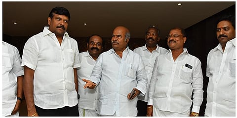 திருநெல்வேலியில் தனிப்படை போலீஸாரின் விசாரணைக்கு ஆஜராக புறப்பட்ட கே.வீ. தங்கபாலு. படம்: மு. லெட்சுமி அருண்