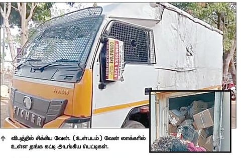 விபத்தில் சிக்கிய வேன். (உள்படம்) வேன் லாக்கரில் உள்ள தங்க கட்டி அடங்கிய பெட்டிகள்.