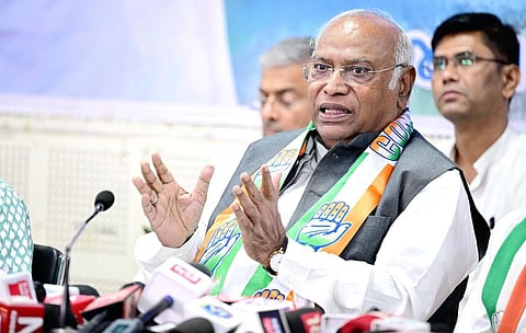 வாக்குப்பதிவு சதவீதம் திடீரென அதிகரித்தது எப்படி? - கார்கே கேள்வி