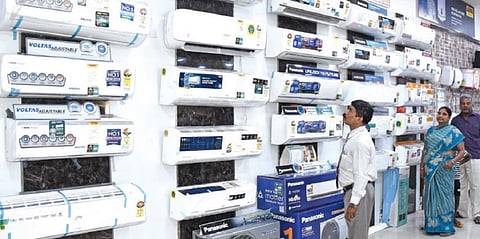 கோவை திருச்சி சாலையில் உள்ள தனியார் எலக்ட்ரானிக்ஸ் மற்றும் வீட்டு உபயோகப் பொருட்கள் விற்பனையகத்தில் ஏசி வாங்க வந்த வாடிக்கையாளர்கள். படம்: ஜெ.மனோகரன்.